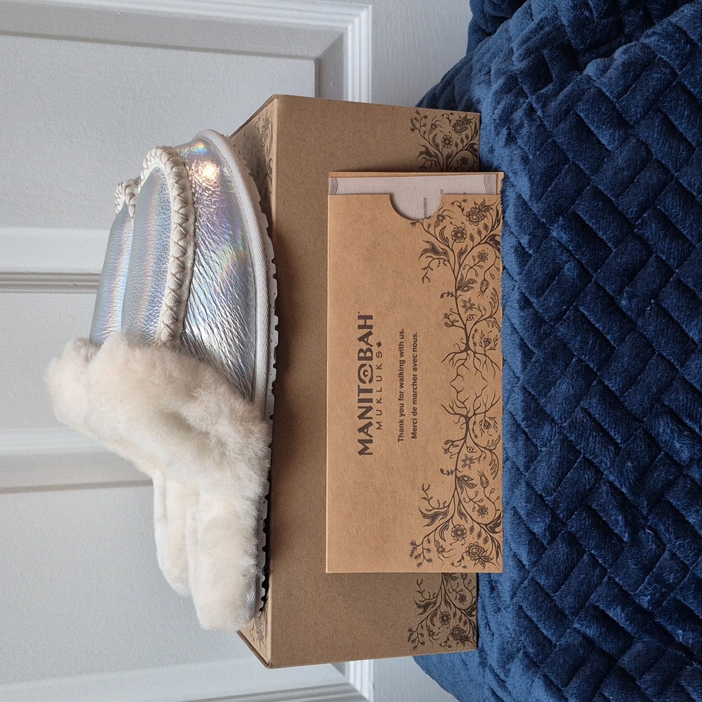 Manitobah Mukluks Cabin Slide Slippers In Reflective Frost Size 8, New In Box